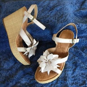 Fun!  Born, Sz 40.5/9, Cream Leather w Straw